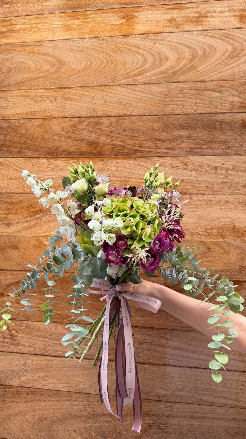 Mix de hortensia verde y rosas violetas 2