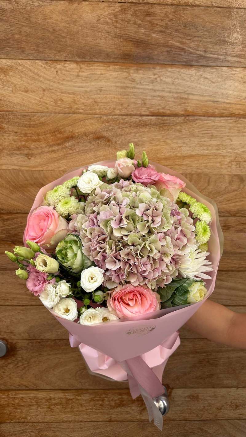 Mix de hortensia malva y rosas 2