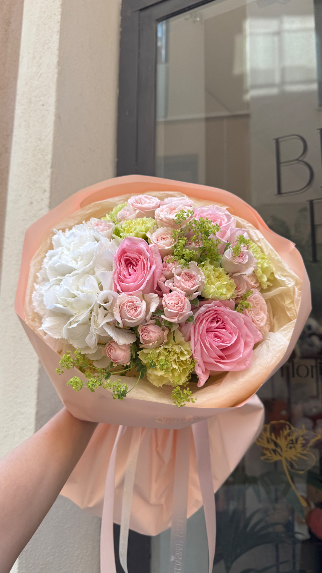Hortensia, rosas y claveles
