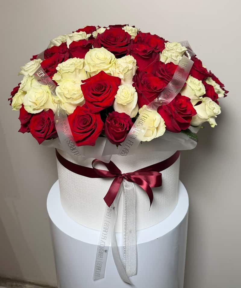 Caja de rosas rojas y crema 2