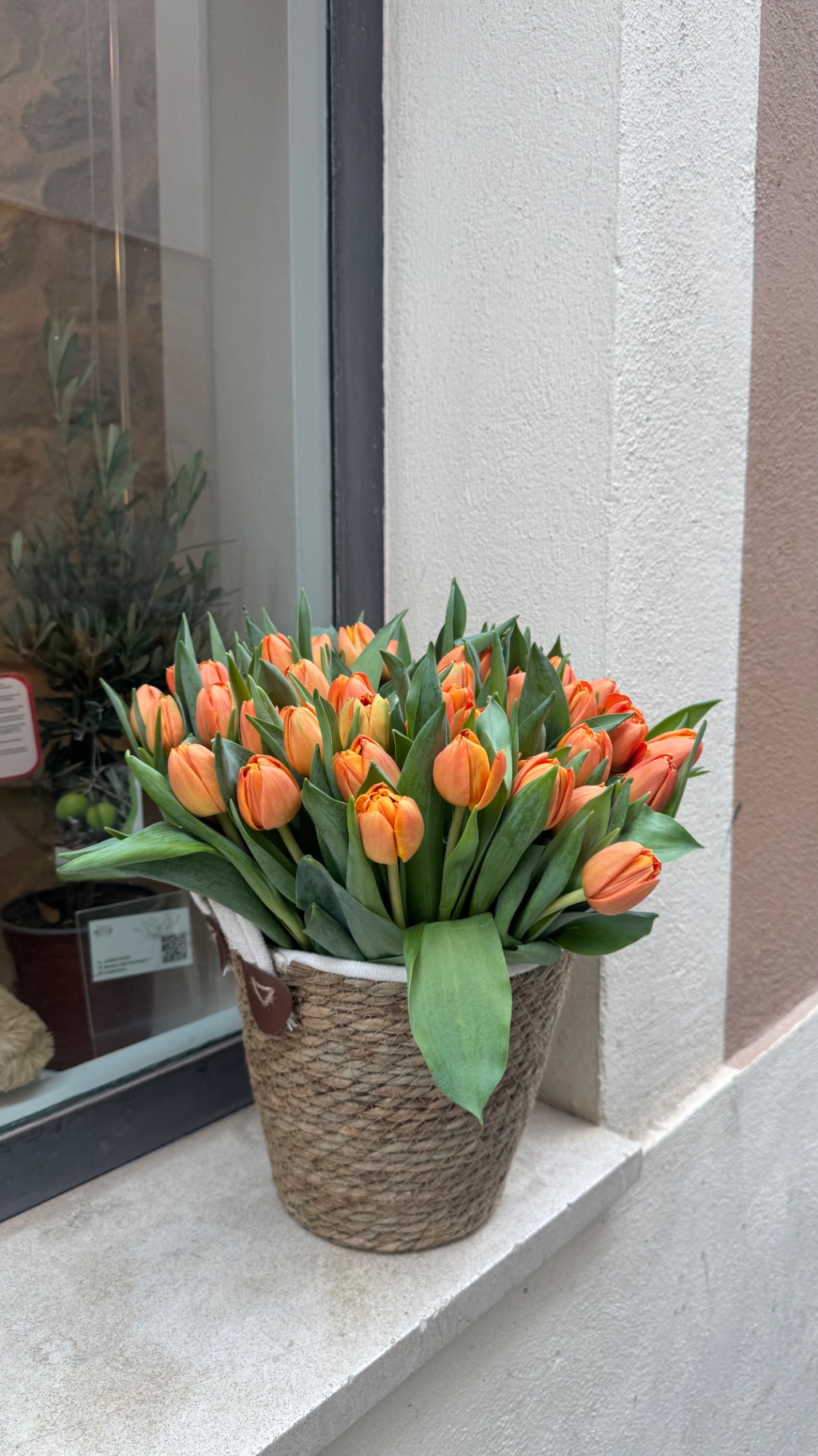 Cesta de Tulipanes Naranjas