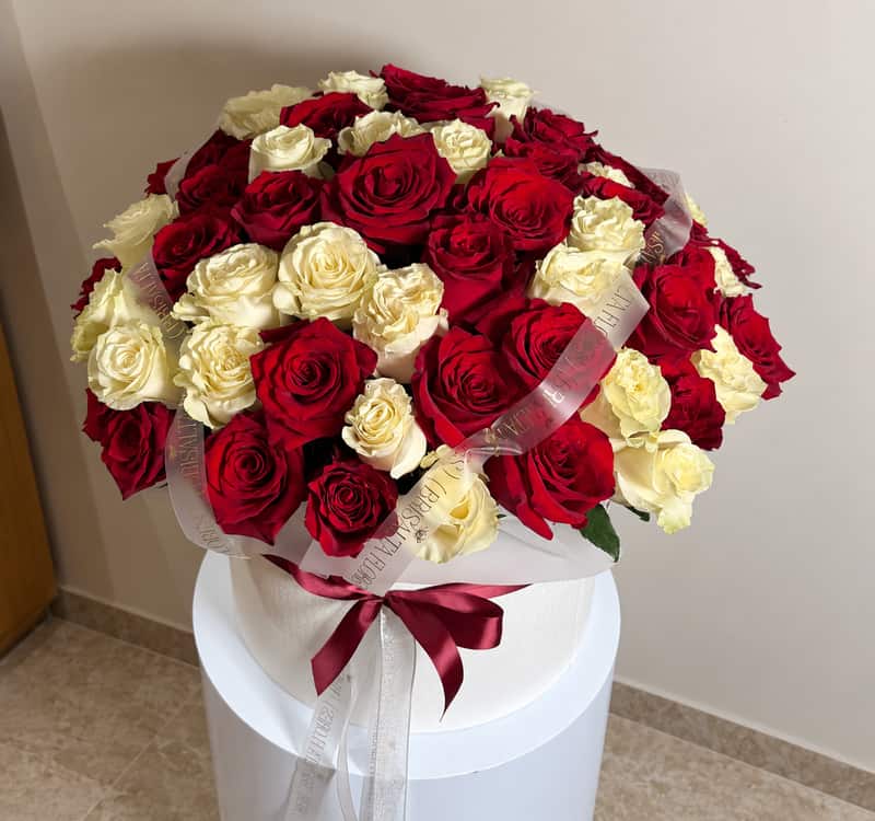 Caja de rosas rojas y crema 1