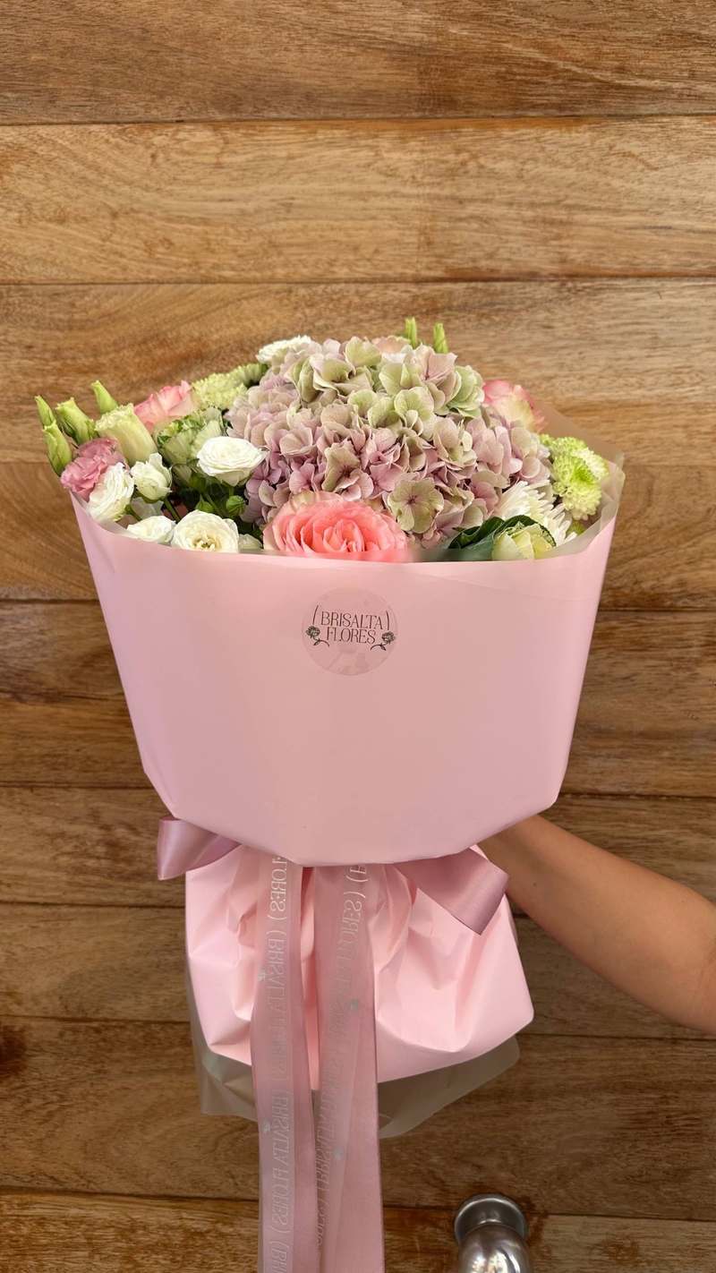 Mix de hortensia malva y rosas 1