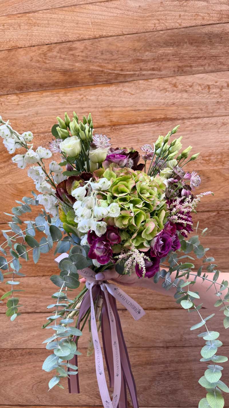 Mix de hortensia verde y rosas violetas 1