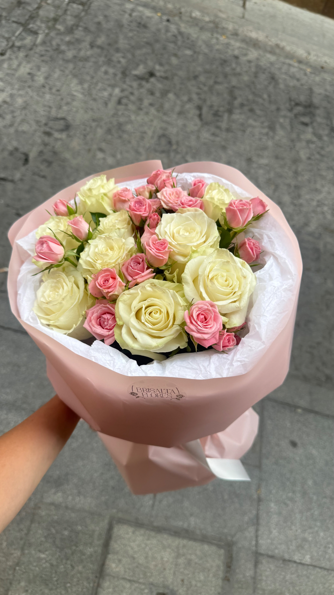 9 rosas blancas y 4 rosas spray