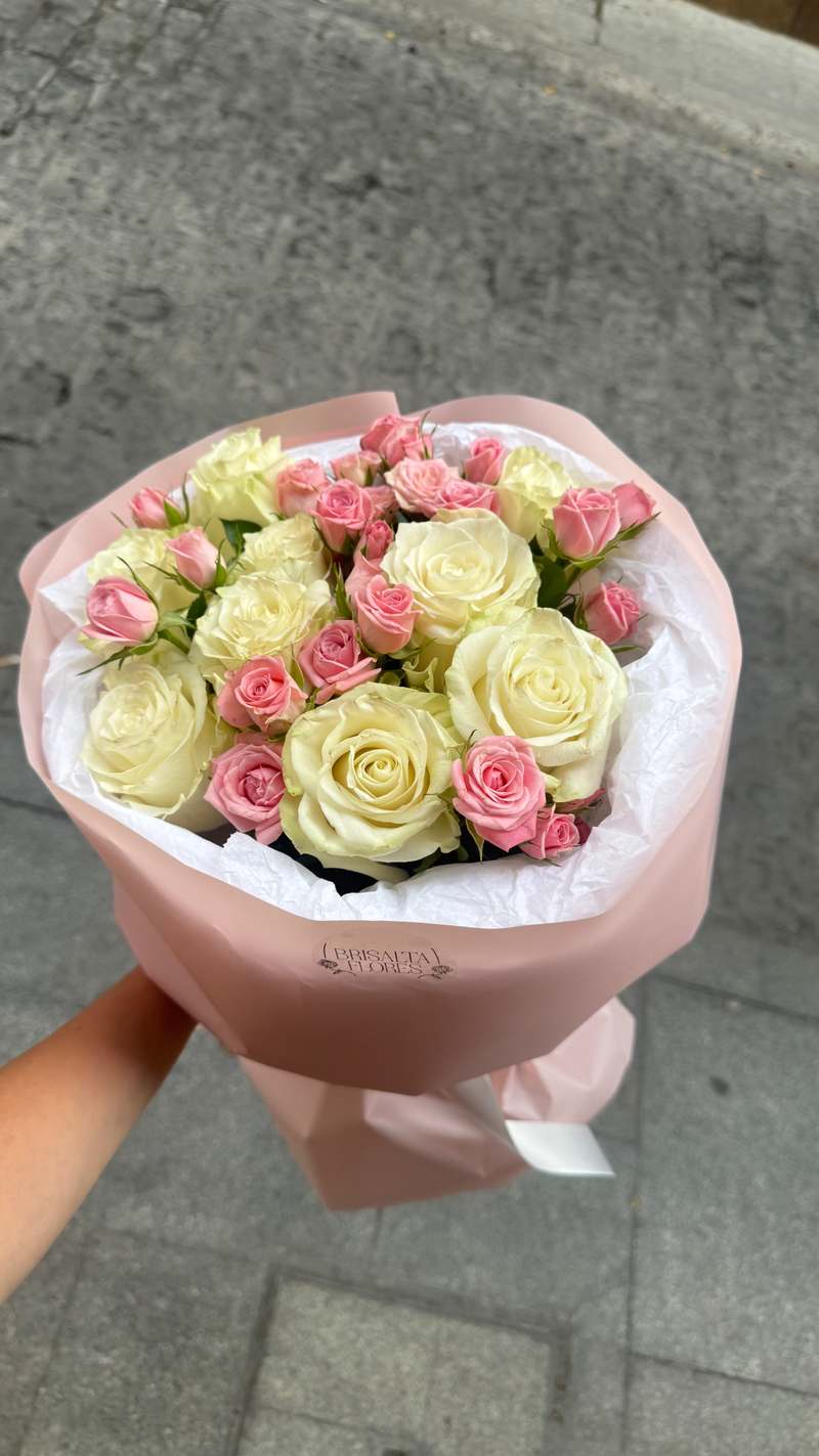 9 rosas blancas y 4 rosas spray 1