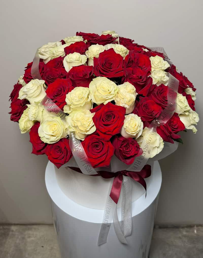 Caja de rosas rojas y crema 3