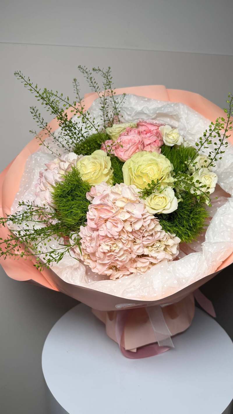Mix de hortensia y rosas pastel 1