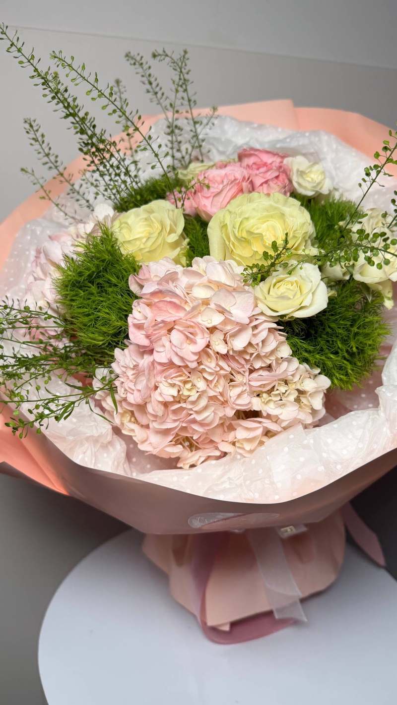 Mix de hortensia y rosas pastel 2