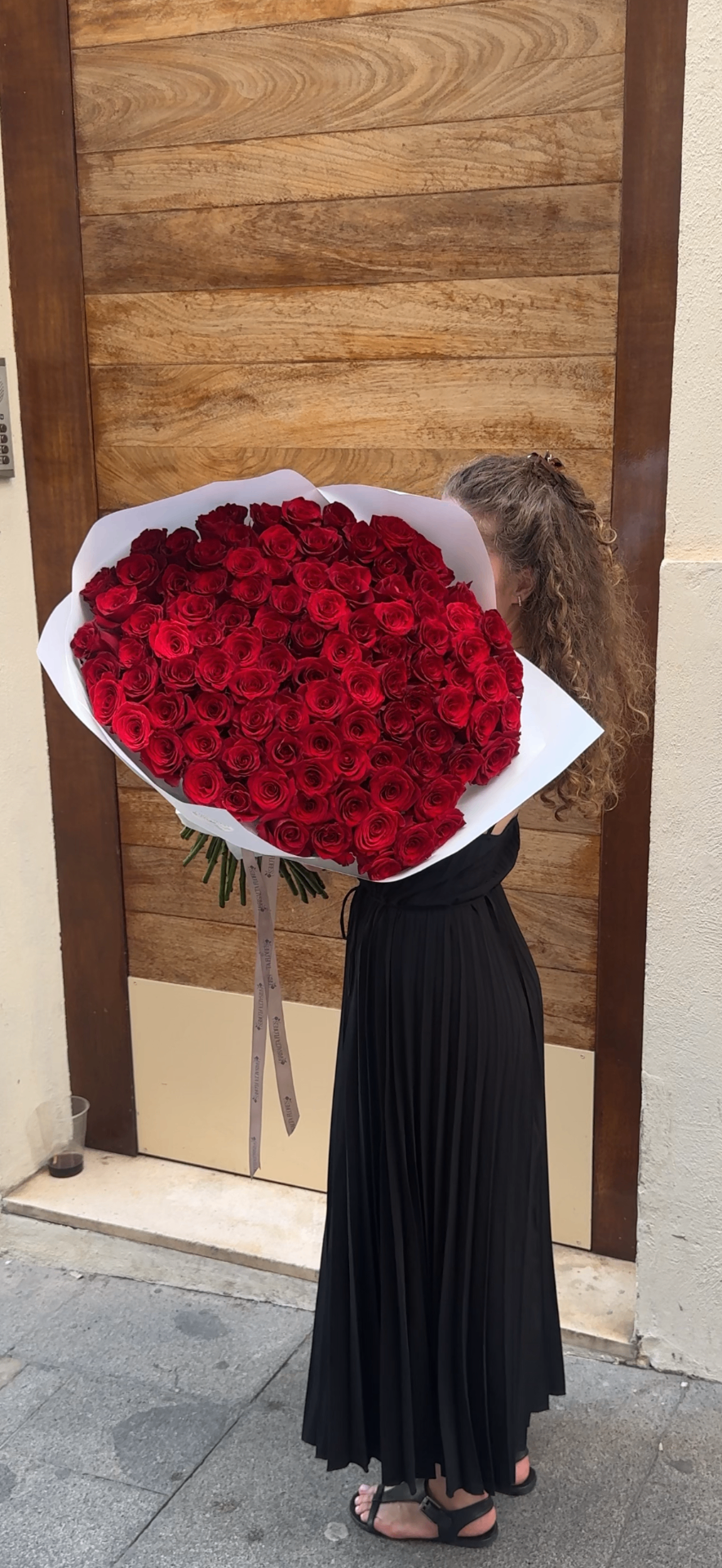 Ramo de 101 rosas Red Naomi entregado en una calle de Alicante